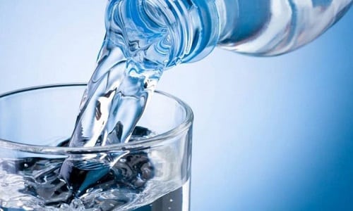 Питание при грыже позвоночника предусматривает прием фильтрованной воды, необходимой для переработки питательных веществ и сжигания лишних калорий